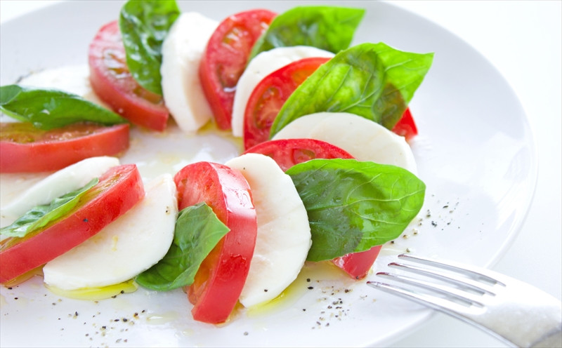 ラグジュアリーな雰囲気の落ち着いた店内でお食事を